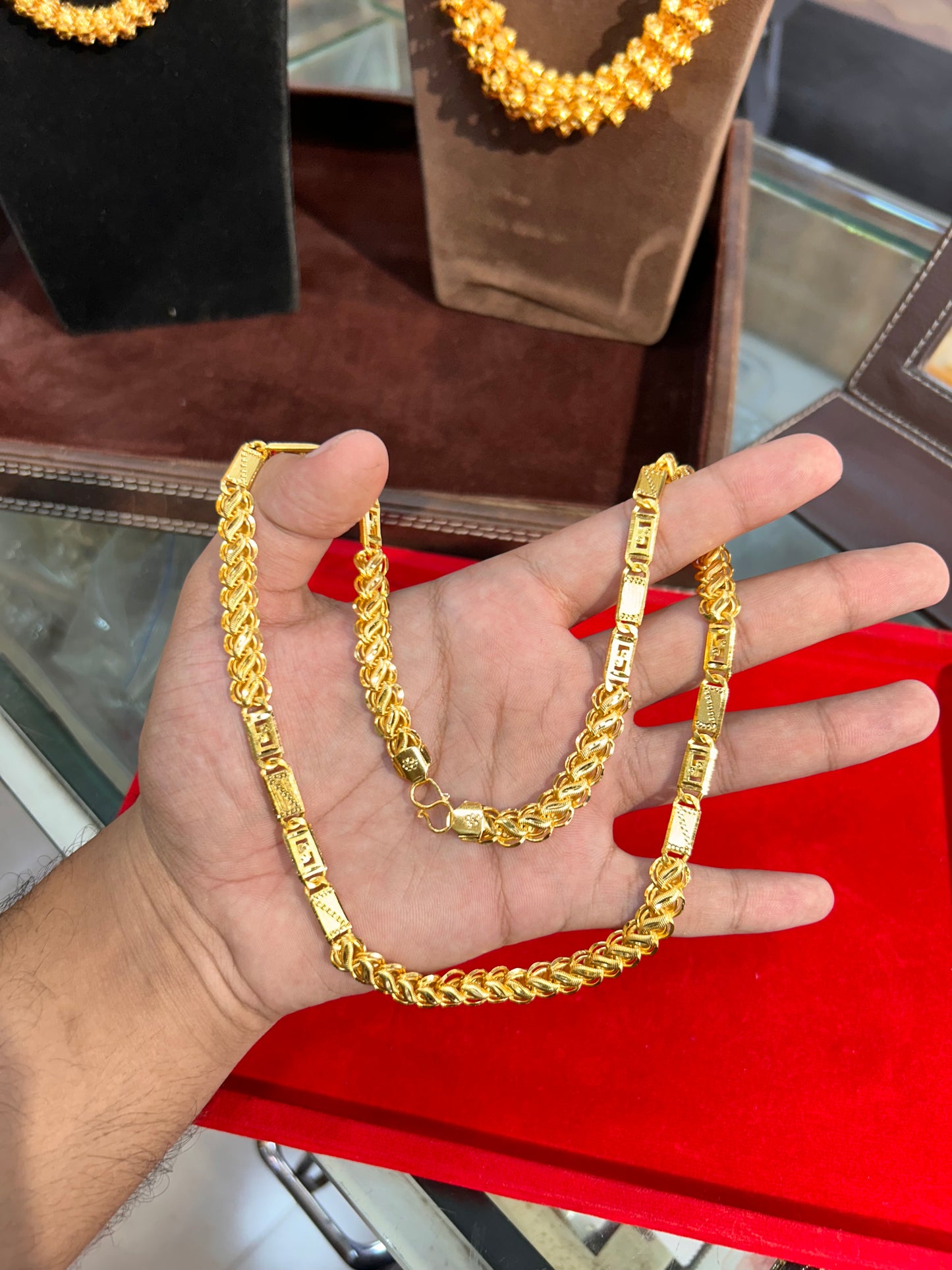 Lotus + Nawabi chain