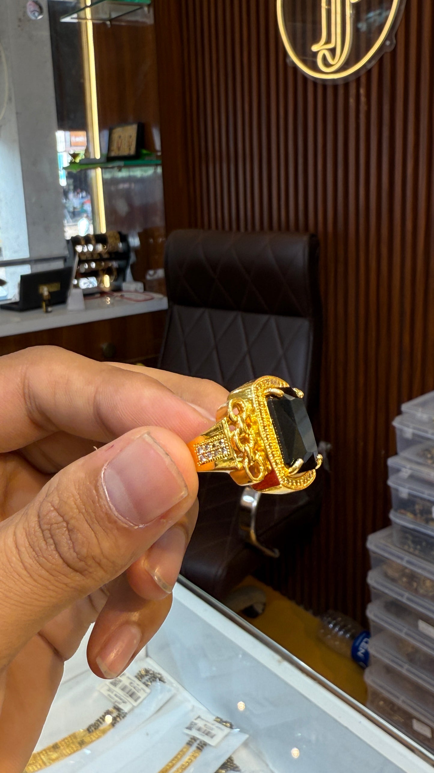 Black Stone Ring                               4.2 ⭐️⭐️⭐️⭐️(980)