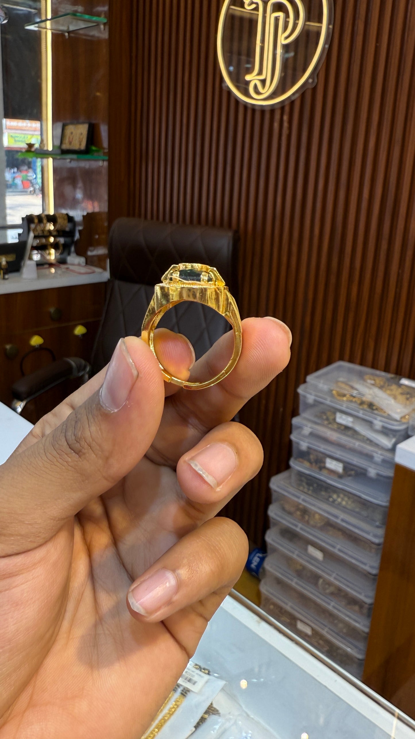 Green Stone Rolex Ring           4.5⭐️⭐️⭐️⭐️ (3525)