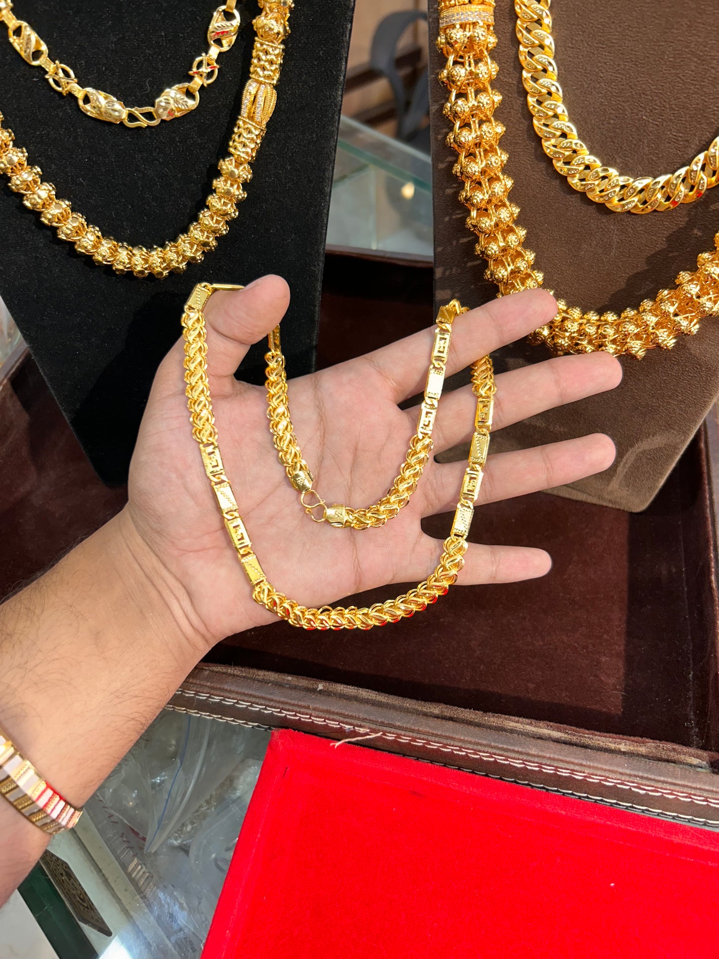 Lotus + Nawabi chain