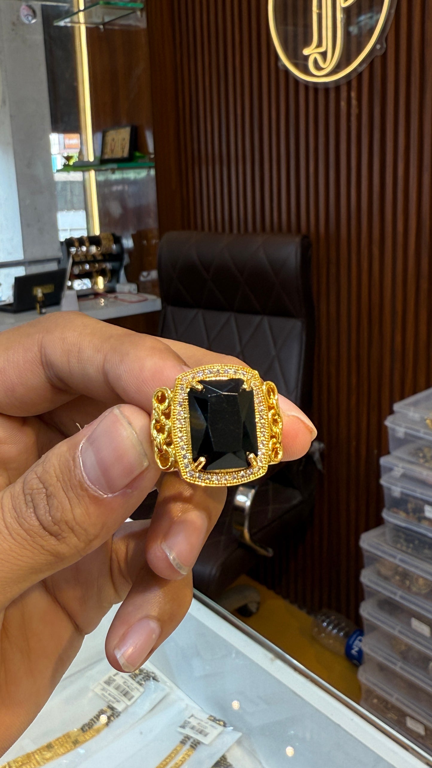 Black Stone Ring                               4.2 ⭐️⭐️⭐️⭐️(980)