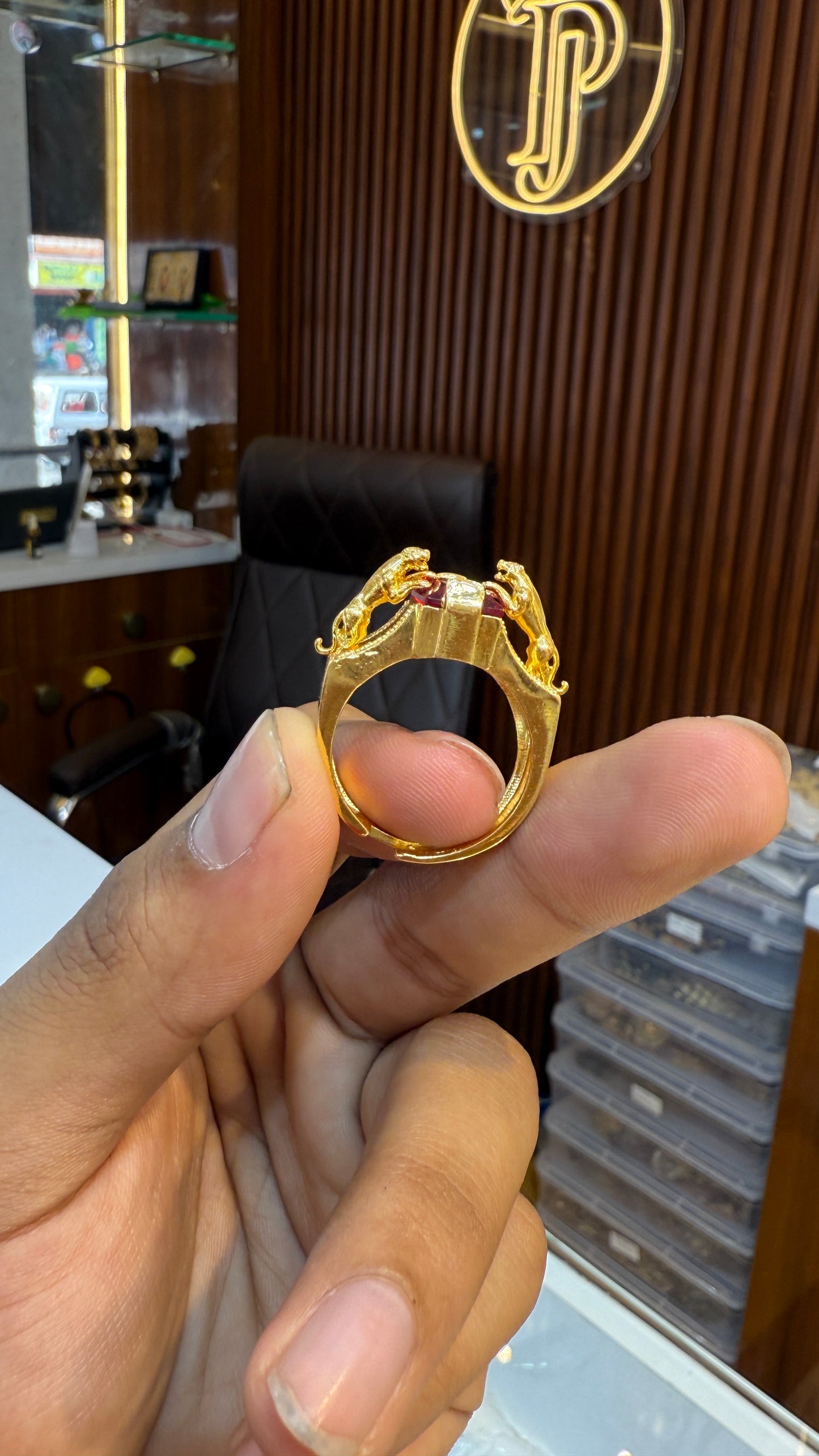 Red Stone Lion Ring                   3.2⭐️⭐️⭐️(987)