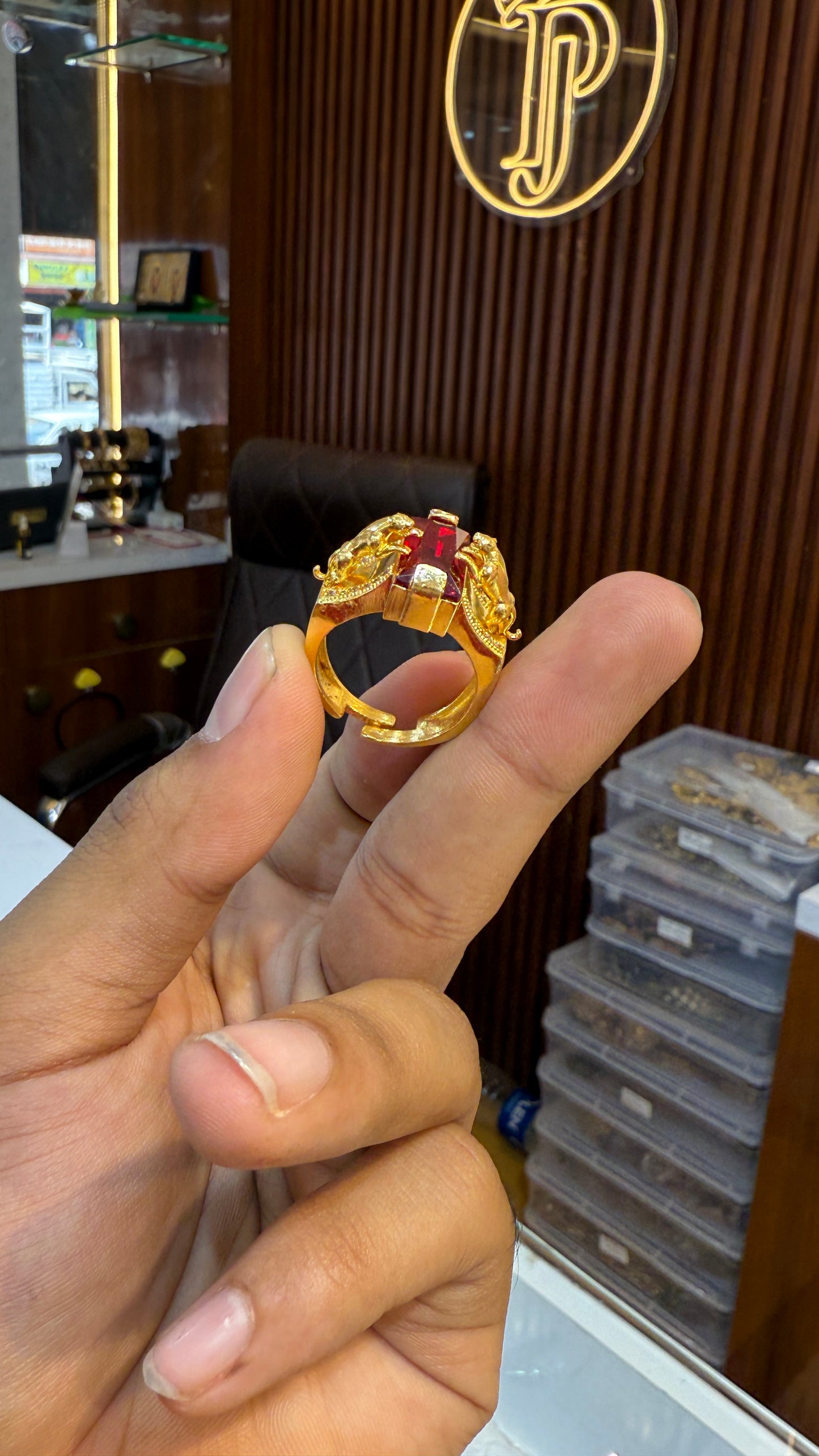 Red Stone Lion Ring                   3.2⭐️⭐️⭐️(987)